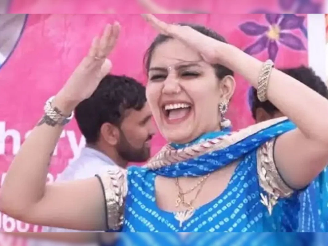 Haryanvi Dance Video Sapna Chaudhary S Hot Dance Moves Sets The Stage