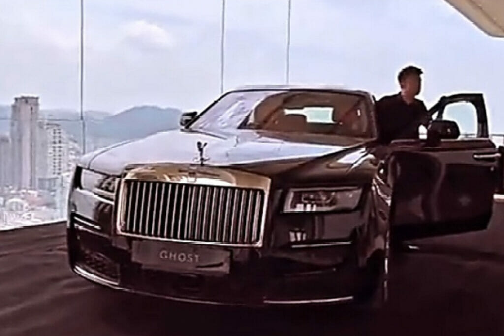 Chinese Billionaire pulls up his Rolls Royce to his 44th-floor flat using a crane, Details