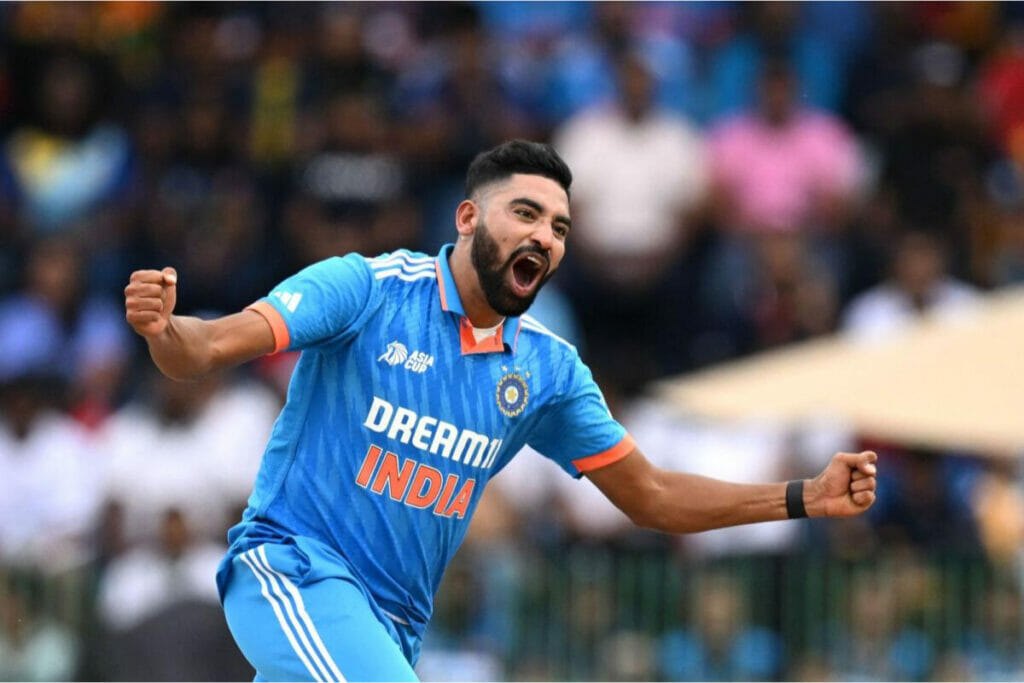 India vs Sri Lanka: Mohammed Siraj Runs To Stop Boundary On Own Bowling Against Sri Lanka In Asia Cup 2023 Final, Virat Kohli can't control his laugh